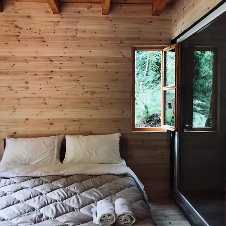 Park Blini Shala River 招待所 *