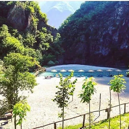 Gasthuis Park Blini Shala River