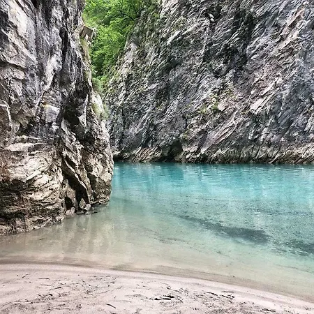 Park Blini Shala River * Moll' e Shoshit